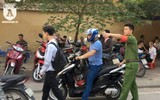 Đoàn viên thanh niên Công an Hà Nội đội nắng đảm bảo an ninh tại các điểm thi